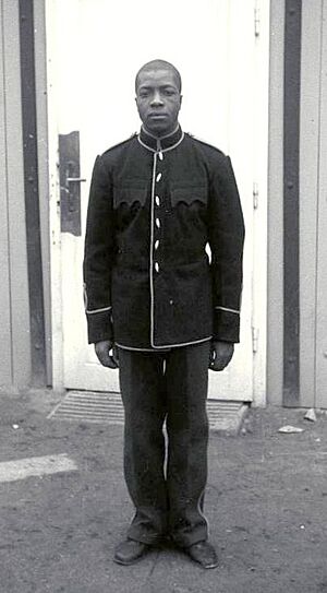 Archivo:Bundesarchiv Bild 192-059, KZ Mauthausen, Häftling Carlos Greykey (cropped)