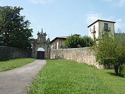 Archivo:Casa Solariega de los Cuetos Sobremazas. Medio Cudeyo