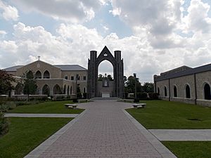 Archivo:Cathedral of Our Lady of Walsingham - Houston 11