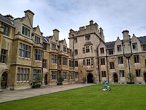 Archivo:Cmglee Cambridge Trinity College Whewells Court