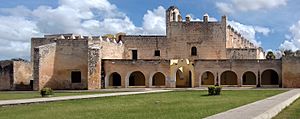 Archivo:Convento de San Bernardino Valladolid Yucatán