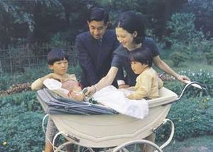 Archivo:Crown Prince Akihito and Crown Princess Michiko with three children; Prince Naruhito, Prince Fumihito and Princess Sayako. (September 1969)