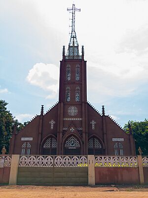 Archivo:Entrée principale de la Cathédrale Saints Pierre et Paul d'Abomey au Bénin