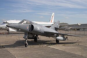 Archivo:Etendard Le Bourget FRA 001