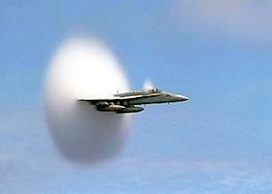 Archivo:FA-18 Hornet breaking sound barrier (7 July 1999) - filtered