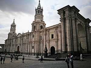 Archivo:Façana de la catedral d'Arequipa