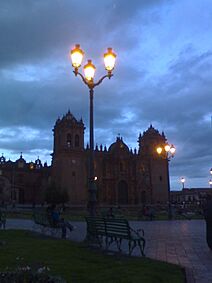 Archivo:Farol en la plaza de armas del cusco