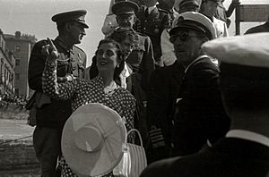 Archivo:Francisco Franco en el embarcadero del Club Naútico acompañado de diversas autoridades (5 de 8) - Fondo Marín-Kutxa Fototeka
