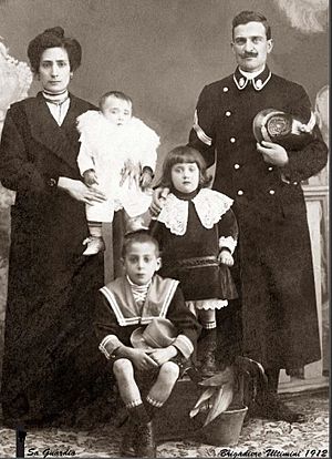 Archivo:Gens de Cagliari, la famille d'un policier en 1916