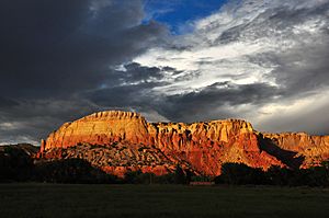 Archivo:Ghost Ranch redrock cliffs, clouds
