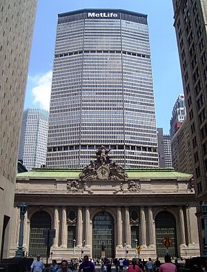 Archivo:Grand Central Terminal MetLife Building Park Ave viaduct Summer Streets