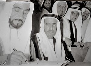 Archivo:Jeque Zayed firmando la unión de los Emiratos Árabes en 1971