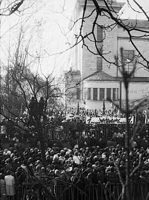 Archivo:Jerzy Popieluszko Funeral - 37