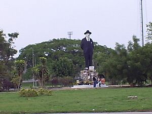 Archivo:Jose gregorio Hernandez Statue-Guacatra