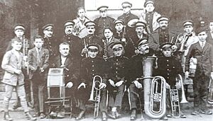 Archivo:Juan Guerrero Urreisti con la banda de Reinosa en 1927
