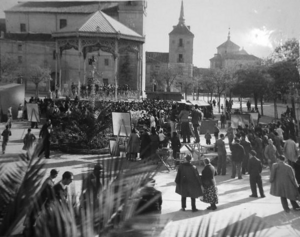 Archivo:La señorita de Trévelez (Edgar Neville 1936) plaza de Cervantes en Alcalá de Henares