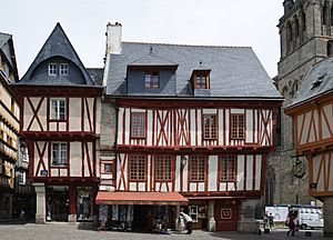 Archivo:Maisons colombages place Henri IV Vannes
