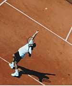 Archivo:Marcelo Rios serving at French Open 2000