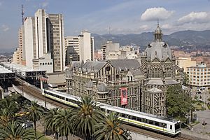 Archivo:Metro de Medellín, Colombia
