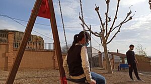 Archivo:Niños parque Valcarca