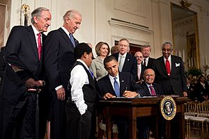 Archivo:Obama signs health care-20100323