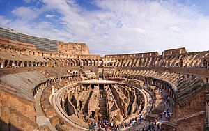 Archivo:Panoramic photograph of interior of Colosseum