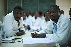 Archivo:Pediatric doctors at Donka hospital reviewing mealses cases