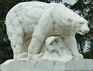 Archivo:Polar Bear Monument left-front