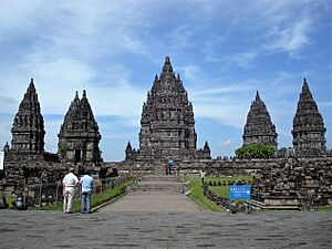 Archivo:Prambanan Java255