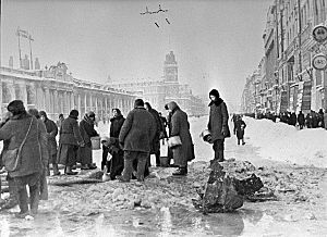 Archivo:RIAN archive 907 Leningradians queueing up for water
