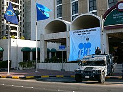 Archivo:Reunión de la OPEP, Kuwait, dec. 2005