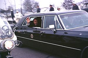 Archivo:Richard Nixon waves in presidential limousine