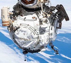 Archivo:Russian Spacewalkers dwarfed by the Prichal module (cropped)