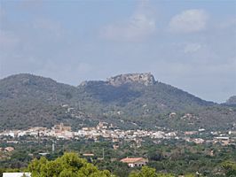 Vista de s'Horta desde Cala d'Or, con el pico de la Atalaya al fondo.