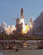 Archivo:STS-41-D launch August 30, 1984