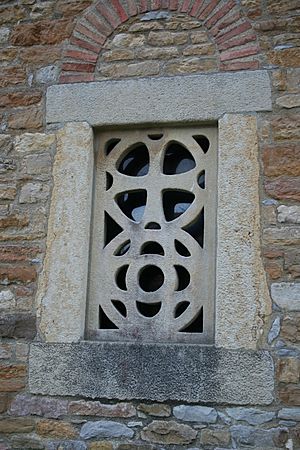 Archivo:Santa María de Bendones detalle Ventana
