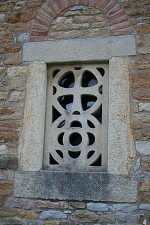 Archivo:Santa María de Bendones detalle Ventana