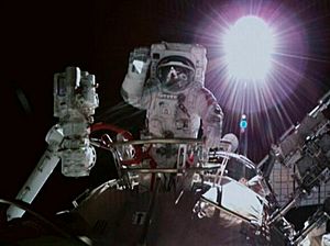Archivo:Shenzhou-13 spacewalk