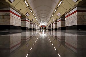 Archivo:Syrets metro station Kiev 2010 01