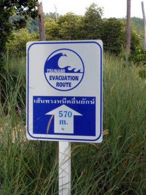 Archivo:Tsunami señal de evacuación