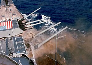 Archivo:USS Iowa BB61 Iowa Explosion 1989