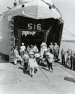 Archivo:Vietnamese refugees board LST 516 during Operation Passage to Freedom, October 1954 (030630-N-0000X-001)