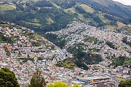 Archivo:Vista de Quito desde El Panecillo, Ecuador, 2015-07-22, DD 43