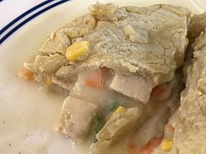 Archivo:2020-03-24 13 20 27 A slice of Boston Market Home Style Chicken Pot Pie after heating the Franklin Farm section of Oak Hill, Fairfax County, Virginia