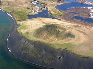 Archivo:Aerial View of a Pseudo Crater at Mývatn 21.05.2008 15-21-31