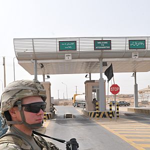 Archivo:Afghan border crossing at Sher Khan in Kunduz Province-4-cropped