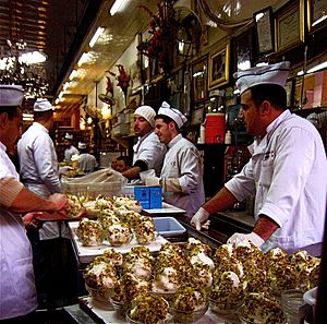 Archivo:Bakdash ice-cream shop in the old souk in Damascus