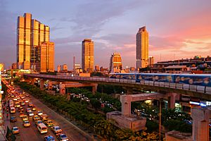 Archivo:Bangkok skytrain sunset
