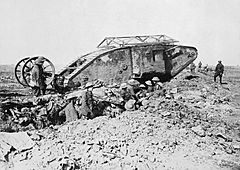 Archivo:British Mark I male tank Somme 25 September 1916