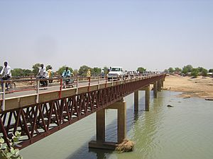 Archivo:Bruecke ueber den Schari-Fluss